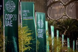 Pancartas con el logotipo de la COP28 en Expo City Dubai, sede de la Conferencia de las Naciones Unidas sobre el Cambio Climático (COP28) de 2023, en Dubai, Emiratos Árabes Unidos.