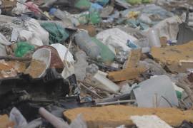 Fotografía de la basura acumulada en la playa de Costa del Este el 14 de febrero de 2022, en la bahía de Panamá, una de las más contaminadas en la Ciudad de Panamá (Panamá). EFE/Carlos Lemos