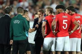 Inglaterra vence a Bulgaria y al racismo en las tribunas