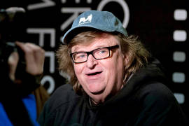 Trump es un incapaz, un narcisista y un sociópata: Michael Moore