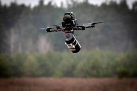 Un dron FPV de fibra óptica fabricado en Ucrania vuela en un mercado militar en un lugar no revelado de la región de Kiev, Ucrania, el 29 de enero de 2025.