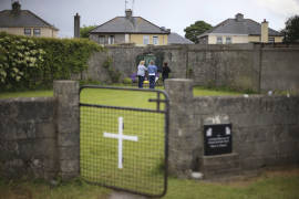 Hallan cientos de cuerpos de niños en casas hogar católicas de Irlanda