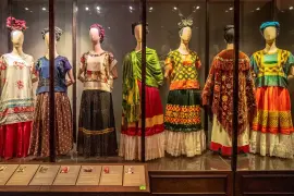 La colección de vestidos de Frida Kahlo exhibida en la Casa Azul, en la Ciudad de México. FOTO: CORTESÍA