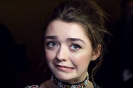 Tengo cara de emoji, asegura Maisie Williams