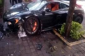 Un hombre abandonó su McLaren 650S, valuado en 5 mdp, y a sus dos acompañantes tras chocar contra banqueta de Parque Lincoln, en Polanco