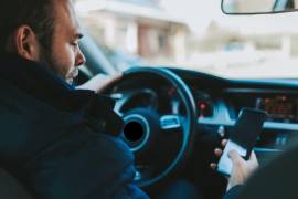 El uso de celular mientras se conduce es sancionable con una multa económica, de acuerdo al Reglamento de Tránsito Municipal de Saltillo.
