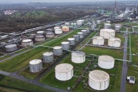 Tanques de petróleo en la refinería de BP en Gelsenkirchen, Alemania. Para paliar los efectos de la guerra en Irán, la AIE va poner a disposición 400 millones de barriles de petróleo de las reservas sus emergencia.