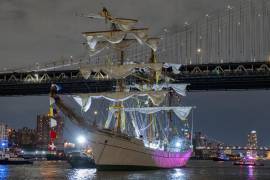 Fotografía del buque escuela mexicano Cuauhtémoc que colisionó con el puente de Brooklyn, en Nueva York.