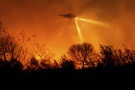 Los múltiples incendios que asolan Los Ángeles se han cobrado la vida de 24 personas, con más de 16 mil 100 hectáreas quemadas. FOTO: