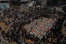 Los cuerpos de miembros de las familias Hassayna y Abu Sharia, muertos en un ataque israelí en 2023 y recientemente recuperados de los escombros, están cubiertos con banderas palestinas durante su funeral en Gaza, el martes 4 de agosto de 2026.