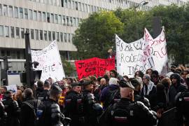 Manifestantes se enfrentan a la policía mientras se reúnen para protestar contra las deficientes condiciones escolares en París, el jueves 22 de octubre de 2026.
