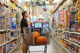 Una compradora mira productos en un pasillo de una tienda de alimentación en Fort Worth, Texas, el miércoles 7 de octubre de 2026.