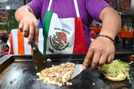 CIUDAD DE MÉXICO, 15SEPTIEMBRE2026.- Verbena popular en la Alameda Central durante los festejos por el 15 de septiembre, donde familias y visitantes se reúnen para disfrutar del ambiente previo a la celebración del Grito de Independencia en el Centro Histórico de la Ciudad de México. FOTO: ESTRELLA JOSENTO/CUARTOSCURO.COM