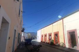 El cableado aéreo vuelve a dominar la imagen urbana del Centro Histórico de Parras, pese al proyecto de instalación subterránea iniciado en 2011.