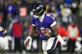 Lamar Jackson extendió la jugada fuera de la bolsa de protección antes de lanzar el pase clave a Justice Hill para la anotación.