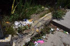 Frente al Tecnológico de Monterrey también se observaron tramos de malla deteriorada, rejas abiertas y acumulación de basura en el área del arroyo.