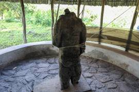Una escultura que representa una figura prehispánica hallada en la zona arqueológica de Oxkintok, municipio de Maxcanú, Yucatán (México).
