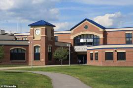 Exeter High School, en Nuevo Hampshire, es una secundaria que, según el demandante, refuerza el uso de pronombres neutros y respeta la identidad de género de sus estudiantes.