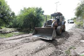 La maquinaria pesada apoyó las labores de limpieza y rehabilitación en zonas afectadas por las lluvias.