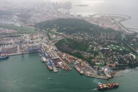 Un buque de carga atraviesa el Canal de Panamá en la ciudad de Panamá, el domingo 9 de agosto de 2026. (AP Foto/Matías Delacroix)