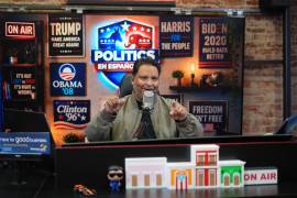 Victor Martinez, quien dirige La Mega 101.7, una emisora de radio en español del valle de Lehigh, en Pensilvania, conduce un programa de entrevistas sobre política desde su estudio en Allentown, Pensilvania.