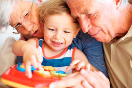 Los abuelos que cuidan a sus nietos viven más y son más felices: Recuerda que cuidar no es criar
