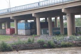 Guardia Nacional retira alambradas y contenedores instalados para contener migrantes.