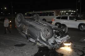 Elementos de Tránsito Municipal aseguraron al conductor de la camioneta, quien quedó detenido por lesiones culposas.