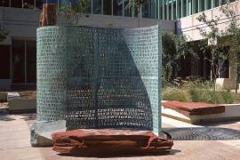 En esta imagen sin fecha, proporcionada por la CIA, se muestra la escultura “Kryptos”, de James Sanborn, en las oficinas de la Agencia Central de Inteligencia en McLean, Virginia.
