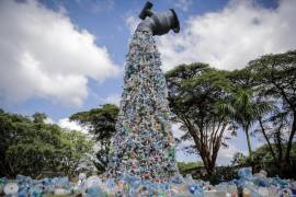Una escultura de arte gigante que muestra un grifo que derrama botellas de plástico, cada una de las cuales fue recogida en el vecindario de Kibera, durante la Asamblea de la UNEA en Nairobi, Kenia.