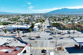 Autoridades locales y trabajadores celebraron la puesta en funcionamiento del nuevo retorno en el cruce de la avenida Monterrey y el bulevar Harold R. Pape, un cambio importante para aliviar la congestión vehicular.