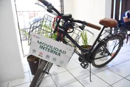 Promueven la reducción del uso de vehículos, usando bicicletas para trámites cercanos.