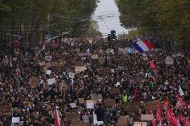 Manifestantes marchan durante una protesta contra el aumento del costo de vida en París, el sábado 24 de octubre de 2026.