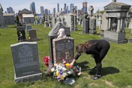 10 de mayo de 2020. Sharon Rivera pone flores en la tumba de su hija, Victoria, en el cementerio Calvary de Nueva York. Victoria murió de una sobredosis el 22 de septiembre de 2019, cuando solo tenía 21 años.