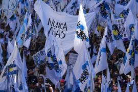 Personas protestan contra las violaciones de derechos humanos ocurridas durante la dictadura argentina en el aniversario del golpe militar que llevó al régimen militar al poder, en Buenos Aires, Argentina.