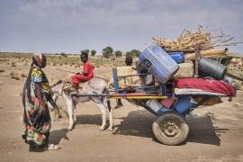 Una familia sudanesa llega con sus pertenencias a la frontera con Sudán del Sur.