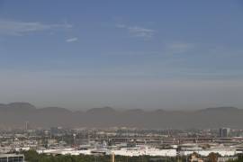 Los sensores de calidad del aire en la ciudad registran partículas contaminantes y gases, generando información clave para la planeación urbana y la salud pública.