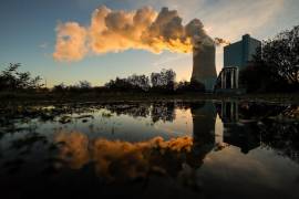 La central eléctrica de carbón humeante Datteln 4 se refleja en el agua del Canal Dortmund-Ems en Datteln, Alemania. EFE/EPA/Friedemann Vogel