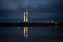 El cohete del Sistema de Lanzamiento Espacial (SLS) de la NASA con la nave espacial Orion a bordo al atardecer en el Centro Espacial Kennedy en Merrit Island, Florida.