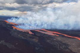 Actividad. El volcán Mauna Loa arrojó ceniza y escombros, lo cual levantó las alarmas para pedirle a la población que esté pendiente.