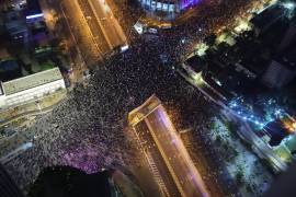 Una vista aérea general muestra a personas participando en una protesta contra el nuevo gobierno en Tel Aviv, Israel.