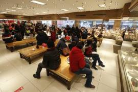 Envueltos en chamarras, gorros y guantes, decenas de saltillenses abarrotaron las calles de la Zona Centro en busca de zapatos, ropa y electrodomésticos