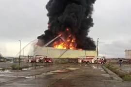 Tanque de combustible se incendia en el complejo Pajaritos de Pemex; no se reportan heridos