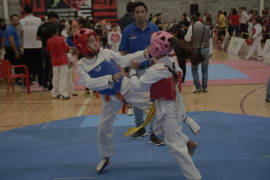 Taekwondoínes se enfrentan en Torneo Anual