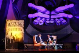 El escritor español Arturo Pérez-Reverte (d) acompañado por el novelista mexicano Elmer Mendoza (i), en la presentación de su nuevo libro “Revolución” en el Polyforum Siqueiros de Ciudad de México (México).