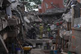 Los bomberos buscan entre los escombros tres días después del terremoto que azotó Cali, Colombia, el jueves 13 de agosto de 2026.
