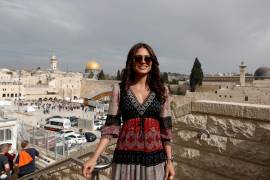Miss Universo Andrea Meza de México tiene como telón de fondo el Muro Occidental y la Mezquita Al-Aqsa durante una gira en la Ciudad Vieja de Jerusalén. EFE/EPA/Atef Safadi