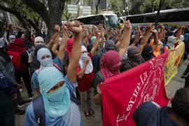 Este 26 de septiembre se cumple una década de la desaparición de los 43 estudiantes normalistas de Ayotzinapa. Los familiares a la fecha siguen buscando justicia para los jóvenes.