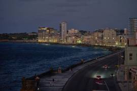 Varios vehículos circulan por el Malecón al atardecer en La Habana, informó la agencia de noticias The Associated Press.