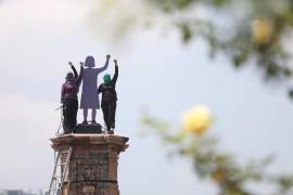 El sábado pasado madres de mujeres desaparecidas y de víctimas de feminicidio, colectivos y organizaciones feministas instalaron una antimonumenta en la glorieta donde fue retirada la escultura de Cristóbal Colón.